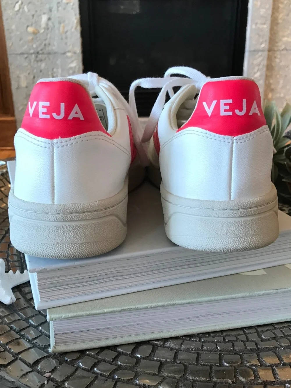 VEJA V-10 CWL VEGAN WHITE ROSE FLUO  LOW TOP SNEAKERS